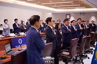 이재명 대통령이 11일 서울 용산 대통령실 청사에서 열린 임시 국무회의에서 국기에 경례하고 있다.