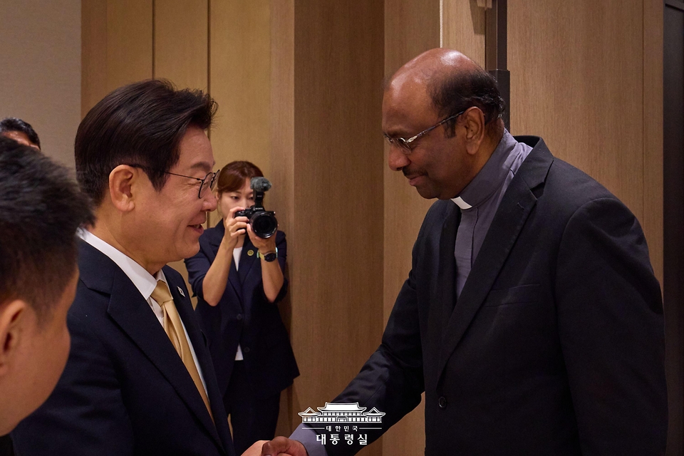 이재명 대통령이 11일 용산 대통령실에서 세계교회협의회(WCC) 제리 필레이 총무와 인사하고 있다.