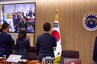 이재명 대통령이 11일 서울 용산 대통령실 청사에서 열린 임시 국무회의에서 국기에 경례하고 있다.