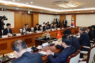 김민석 국무총리가 11일 세종대로 정부서울청사에서 또 럼 베트남 당 서기장을 접견, 인사 및 환담을 나누고 있다.
