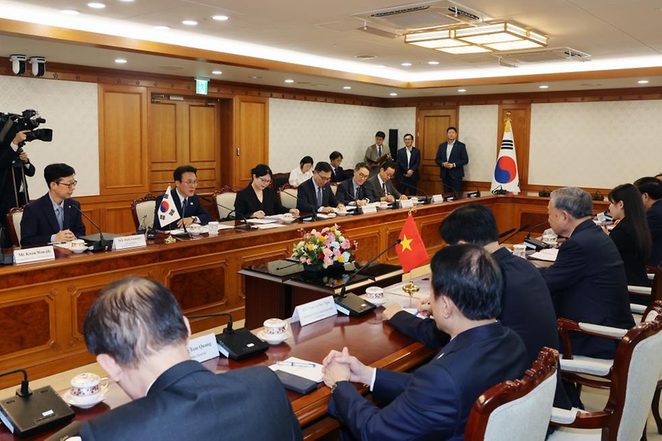 김민석 국무총리가 11일 세종대로 정부서울청사에서 또 럼 베트남 당 서기장을 접견, 인사 및 환담을 나누고 있다.
