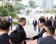 이재명 대통령이 11일 서울 용산 대통령실 청사에서 열린 또 럼 베트남 당 서기장 국빈 방한 공식 환영식에서 또 럼 서기장 부부를 맞이하고 있다.