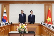김민석 국무총리가 11일 세종대로 정부서울청사에서 또 럼 베트남 당 서기장을 접견, 인사 및 환담을 나누고 있다.