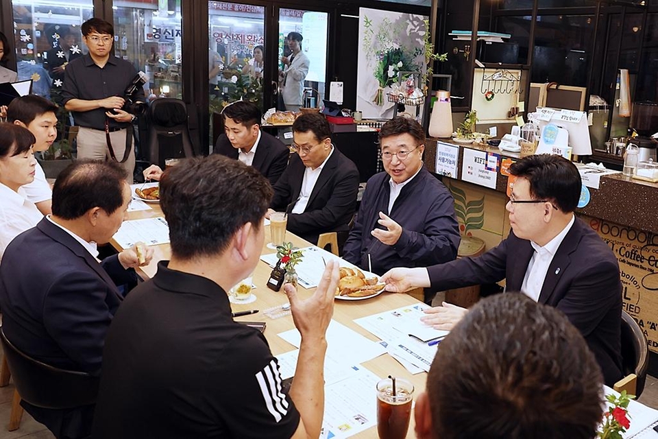 윤호중 행정안전부 장관이 11일 오후 충북 진천군 소재 전통카페에서 민생회복 소비쿠폰에 따른 매출 변화 등 의견을 청취하는 지역 상인 간담회를 하고 있다.