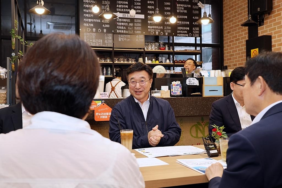 윤호중 행정안전부 장관이 11일 오후 충북 진천군 소재 전통카페에서 민생회복 소비쿠폰에 따른 매출 변화 등 의견을 청취하는 지역 상인 간담회를 하고 있다.