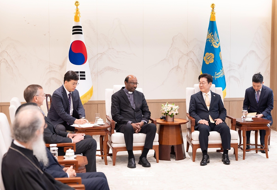 이재명 대통령이 11일 용산 대통령실에서 세계교회협의회(WCC) 제리 필레이 총무를 만나고 있다.