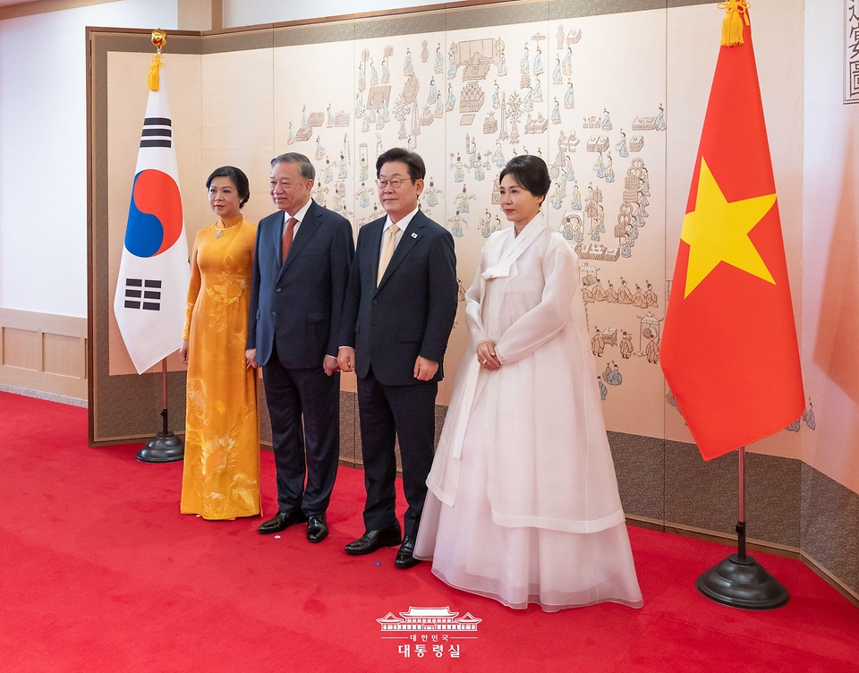이재명 대통령과 김혜경 여사가 11일 서울 용산 대통령실 청사에서 열린 한·베트남 소인수 회담에 앞서 또 럼 베트남 당 서기장, 배우자 응오 프엉 리 여사와 기념촬영을 하고 있다.