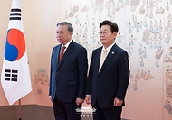 이재명 대통령이 11일 서울 용산 대통령실 청사에서 열린 한·베트남 소인수 회담에 앞서 또 럼 베트남 서기장과 기념촬영을 하고 있다.