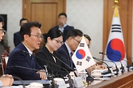 김민석 국무총리가 11일 세종대로 정부서울청사에서 또 럼 베트남 당 서기장을 접견, 인사 및 환담을 나누고 있다.