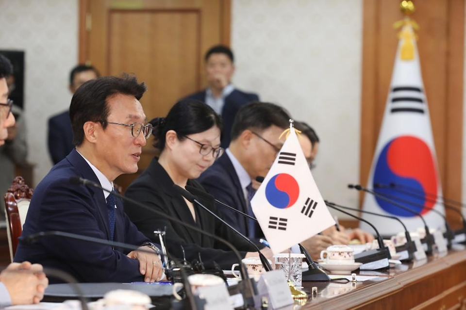 김민석 국무총리가 11일 세종대로 정부서울청사에서 또 럼 베트남 당 서기장을 접견, 인사 및 환담을 나누고 있다.