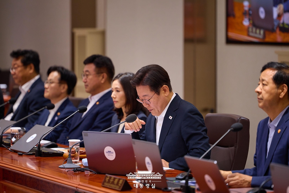 이재명 대통령이 11일 서울 용산 대통령실 청사에서 임시 국무회의를 주재하고 있다.