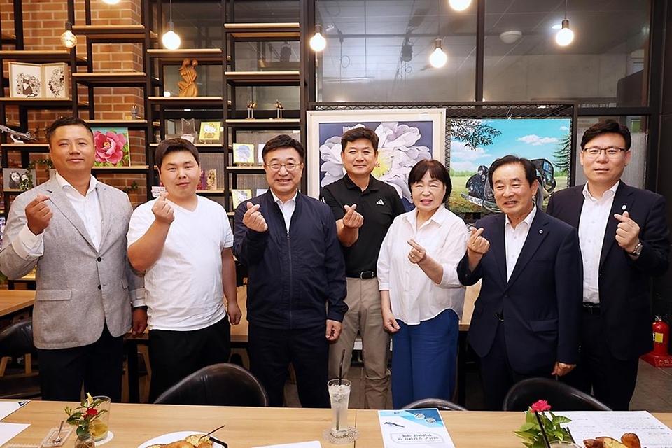 윤호중 행정안전부 장관이 11일 오후 충북 진천군 소재 전통카페에서 민생회복 소비쿠폰에 따른 매출 변화 등 의견을 청취하는 지역 상인 간담회를 하고 있다.