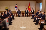 이재명 대통령이 11일 서울 용산 대통령실 청사에서 열린 또 럼 베트남 당 서기장과의 한·베트남 소인수 회담을 하고 있다.