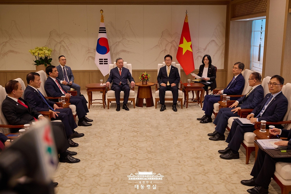 이재명 대통령이 11일 서울 용산 대통령실 청사에서 열린 또 럼 베트남 당 서기장과의 한·베트남 소인수 회담을 하고 있다.