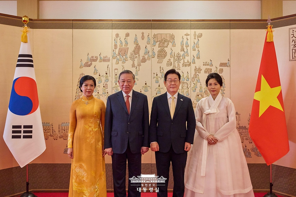 이재명 대통령과 김혜경 여사가 11일 서울 용산 대통령실 청사에서 열린 한·베트남 소인수 회담에 앞서 또 럼 베트남 당 서기장, 배우자 응오 프엉 리 여사와 기념촬영을 하고 있다.