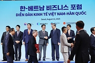 김민석 국무총리가 12일 중구 롯데호텔에서 열린 한-베트남 비즈니스 포럼에 참석, 기조연설을 하고 있다.