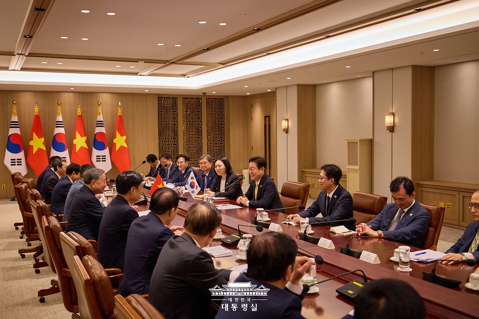 이재명 대통령이 11일 서울 용산 대통령실 청사에서 열린 또 럼 베트남 당 서기장과의 한·베트남 확대 정상회담에서 발언하고 있다.