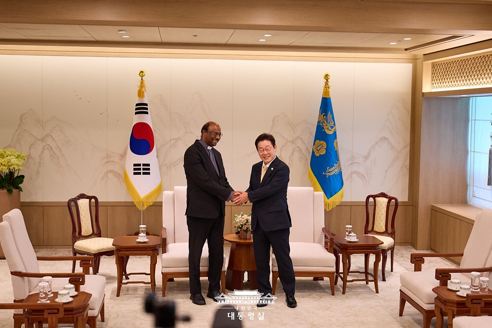 이재명 대통령이 11일 용산 대통령실에서 세계교회협의회(WCC) 제리 필레이 총무와 인사하고 있다.