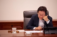 이재명 대통령이 11일 용산 대통령실에서 딕 스호프 네덜란드 총리와 통화하고 있다.