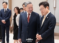 이재명 대통령이 11일 서울 용산 대통령실 청사에서 한·베트남 공식 만찬에서 또 럼 베트남 서기장과 대화하고 있다.