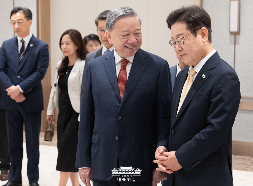 이재명 대통령이 11일 서울 용산 대통령실 청사에서 한·베트남 공식 만찬에서 또 럼 베트남 서기장과 대화하고 있다.