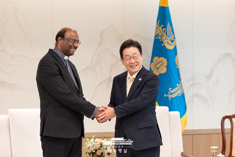 이재명 대통령이 11일 용산 대통령실에서 세계교회협의회(WCC) 제리 필레이 총무와 인사하고 있다.