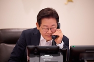 이재명 대통령이 11일 용산 대통령실에서 딕 스호프 네덜란드 총리와 통화하고 있다.