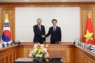 김민석 국무총리가 11일 세종대로 정부서울청사에서 또 럼 베트남 당 서기장을 접견, 인사 및 환담을 나누고 있다.