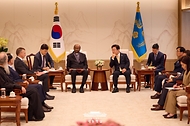 이재명 대통령이 11일 용산 대통령실에서 세계교회협의회(WCC) 제리 필레이 총무를 만나고 있다.