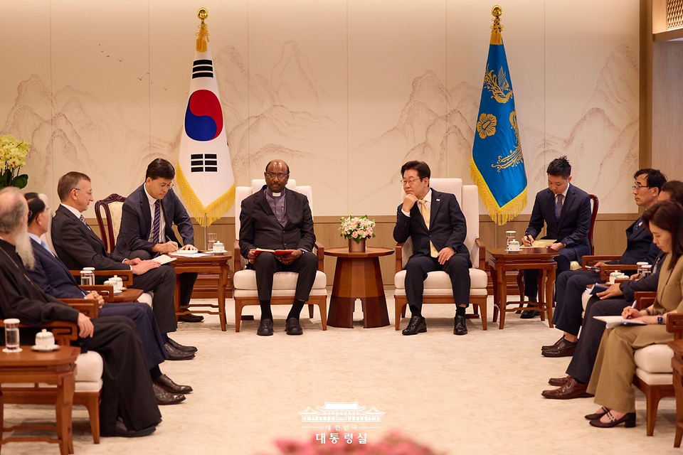이재명 대통령이 11일 용산 대통령실에서 세계교회협의회(WCC) 제리 필레이 총무를 만나고 있다.