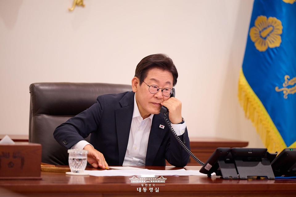 이재명 대통령이 11일 용산 대통령실에서 딕 스호프 네덜란드 총리와 통화하고 있다.