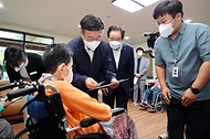 윤호중 행정안전부 장관이 11일 오후 충북 진천군 소재 본정노인요양원을 방문하여 민생회복 소비쿠폰 '찾아가는 신청' 접수 및 배부 현장을 둘러보고 있다.