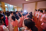 이재명 대통령과 김혜경 여사가 11일 서울 용산 대통령실 청사에서 열린 또 럼 베트남 당 서기장 국빈 방한 공식 환영식에서 또 럼 서기장 부부와 함께 이날 합창 공연을 펼친 군포시립소년소녀합창단을 격려하고 있다.
