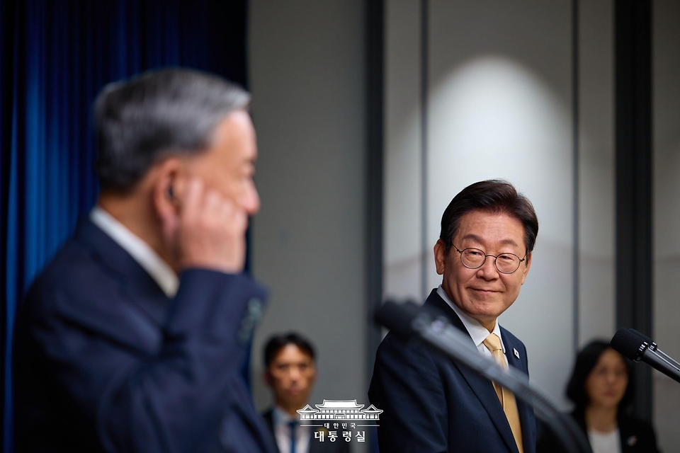 이재명 대통령이 11일 서울 용산 대통령실 청사에서 열린 한·베트남 공동언론발표에서 또 럼 베트남 당 서기장의 발언을 경청하고 있다.