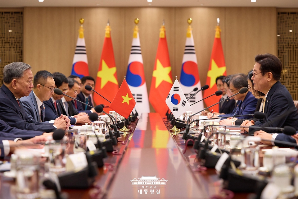 이재명 대통령이 11일 서울 용산 대통령실 청사에서 열린 또 럼 베트남 당 서기장과의 한·베트남 확대 정상회담에서 발언하고 있다.