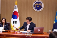 이재명 대통령이 11일 서울 용산 대통령실 청사에서 열린 임시 국무회의에서 의사봉을 두드리며 개회 선언을 하고 있다.