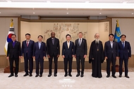 이재명 대통령이 11일 용산 대통령실에서 세계교회협의회(WCC) 제리 필레이 총무 등 접견단과 기념촬영을 하고 있다.