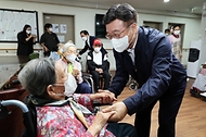 윤호중 행정안전부 장관이 11일 오후 충북 진천군 소재 본정노인요양원을 방문하여 민생회복 소비쿠폰 '찾아가는 신청' 접수 및 배부 현장을 둘러보고 있다.