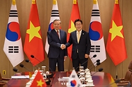 이재명 대통령이 11일 서울 용산 대통령실 청사에서 열린 한·베트남 확대 정상회담에 앞서 또 럼 베트남 당 서기장과 악수하고 있다.