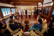 이재명 대통령과 김혜경 여사가 12일 청와대 상춘재에서 또 럼 베트남 당 서기장, 배우자 응오 프엉 리 여사와 문화 공연을 관람하고 있다.