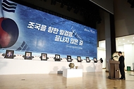김민석 국무총리가 13일 동작구 국립서울현충원에서 열린 국외 안장 독립유공자 유해봉환식에서 분향 및 묵념을 하고 있다.