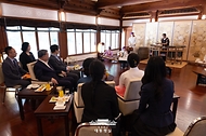 이재명 대통령과 김혜경 여사가 12일 청와대 상춘재에서 또 럼 베트남 당 서기장, 배우자 응오 프엉 리 여사와 문화 공연을 관람하고 있다.