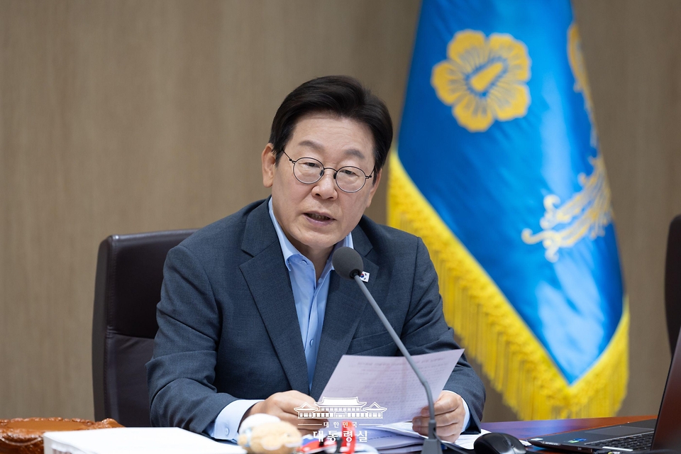 이재명 대통령이 12일 서울 용산 대통령실 청사에서 열린 국무회의에서 발언을 하고 있다.