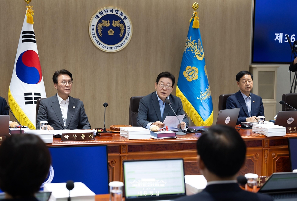 이재명 대통령이 12일 서울 용산 대통령실 청사에서 열린 국무회의에서 발언을 하고 있다.