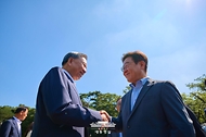 이재명 대통령이 12일 청와대 상춘재에서 또 럼 베트남 당 서기장과 악수하고 있다.