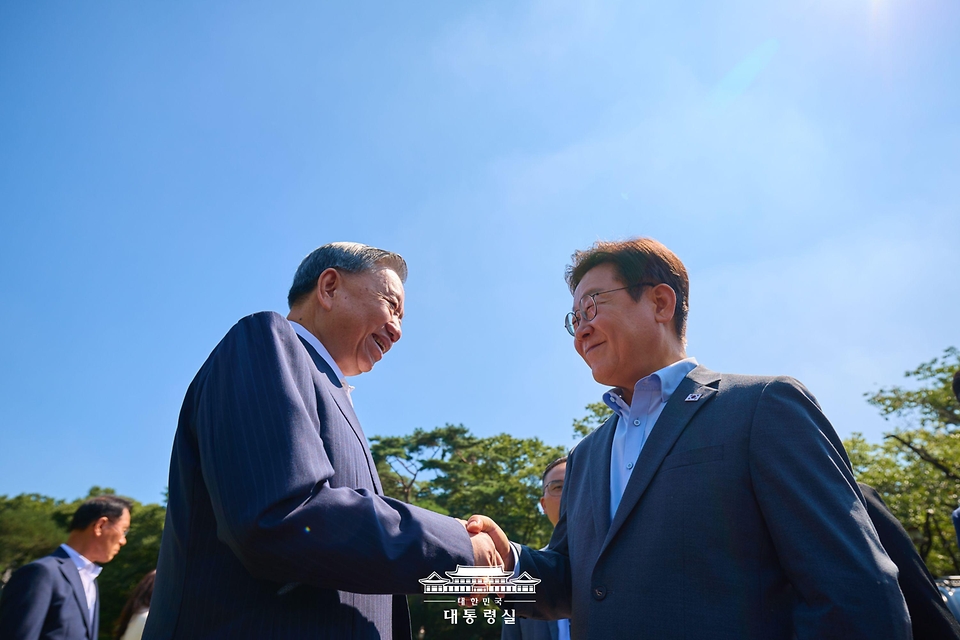 이재명 대통령이 12일 청와대 상춘재에서 또 럼 베트남 당 서기장과 악수하고 있다.