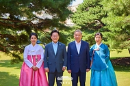 이재명 대통령과 김혜경 여사가 12일 청와대 상춘재 앞에서 또 럼 베트남 당 서기장, 배우자 응오 프엉 리 여사와 기념촬영을 하고 있다.