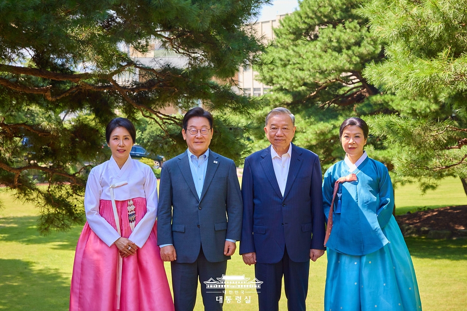 이재명 대통령과 김혜경 여사가 12일 청와대 상춘재 앞에서 또 럼 베트남 당 서기장, 배우자 응오 프엉 리 여사와 기념촬영을 하고 있다.