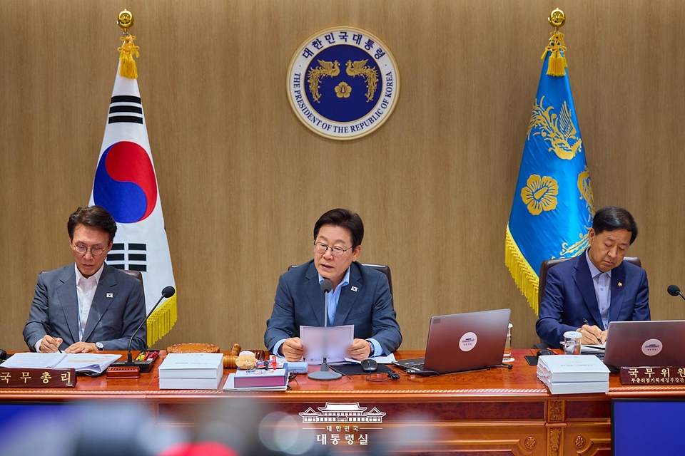 이재명 대통령이 12일 서울 용산 대통령실 청사에서 열린 국무회의에서 발언을 하고 있다.