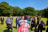 김혜경 여사가 12일 청와대 상춘재 앞에서 응오 프엉 리 여사와 인사를 나누고 있다.